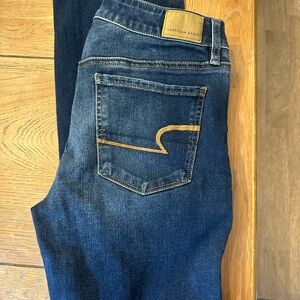 American Eagle 6 dark washed jeans, distressed at knee, stretch #jeans #denim